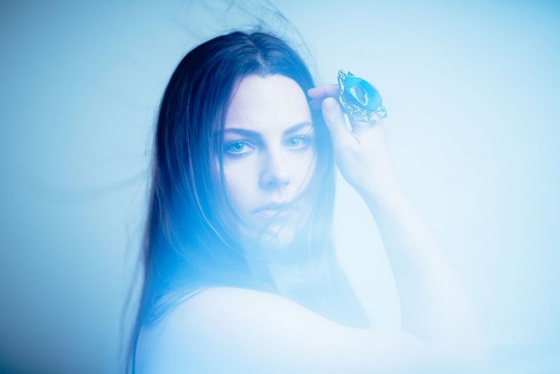 Wokalistka Evanescence ujawnia nowy utwór “Love Exists”