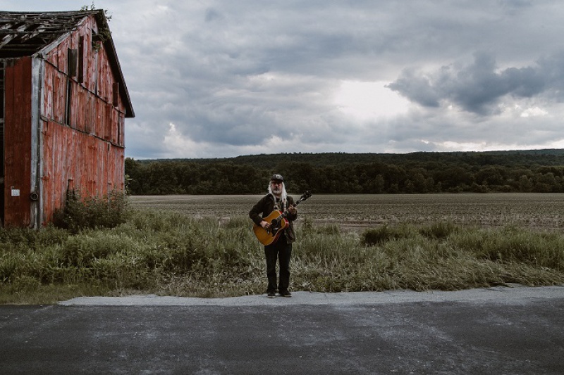 J MASCIS  POWRACA Z SOLOWYM PROJEKTEM