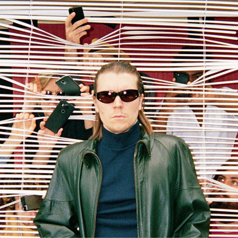 ALEX CAMERON PREZENTUJE KLIP DO „POLITICS OF LOVE”