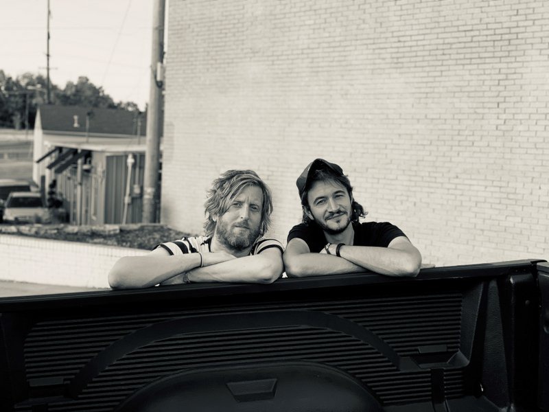 SMITH & BURROWS PREZENTUJĄ TELEDYSK DO "OLD TV SHOWS"!!!