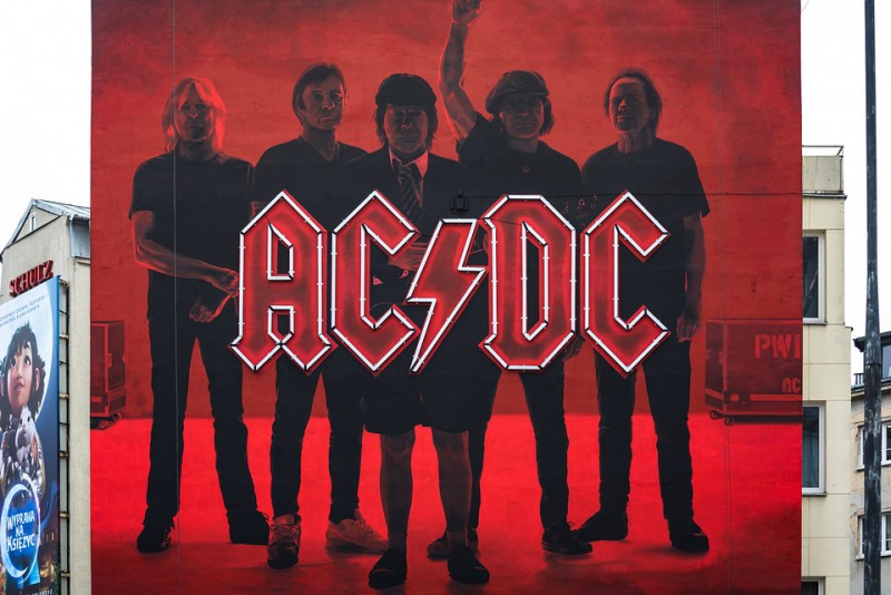 AC/DC ze złotą płytą i muralem w centrum Warszawy