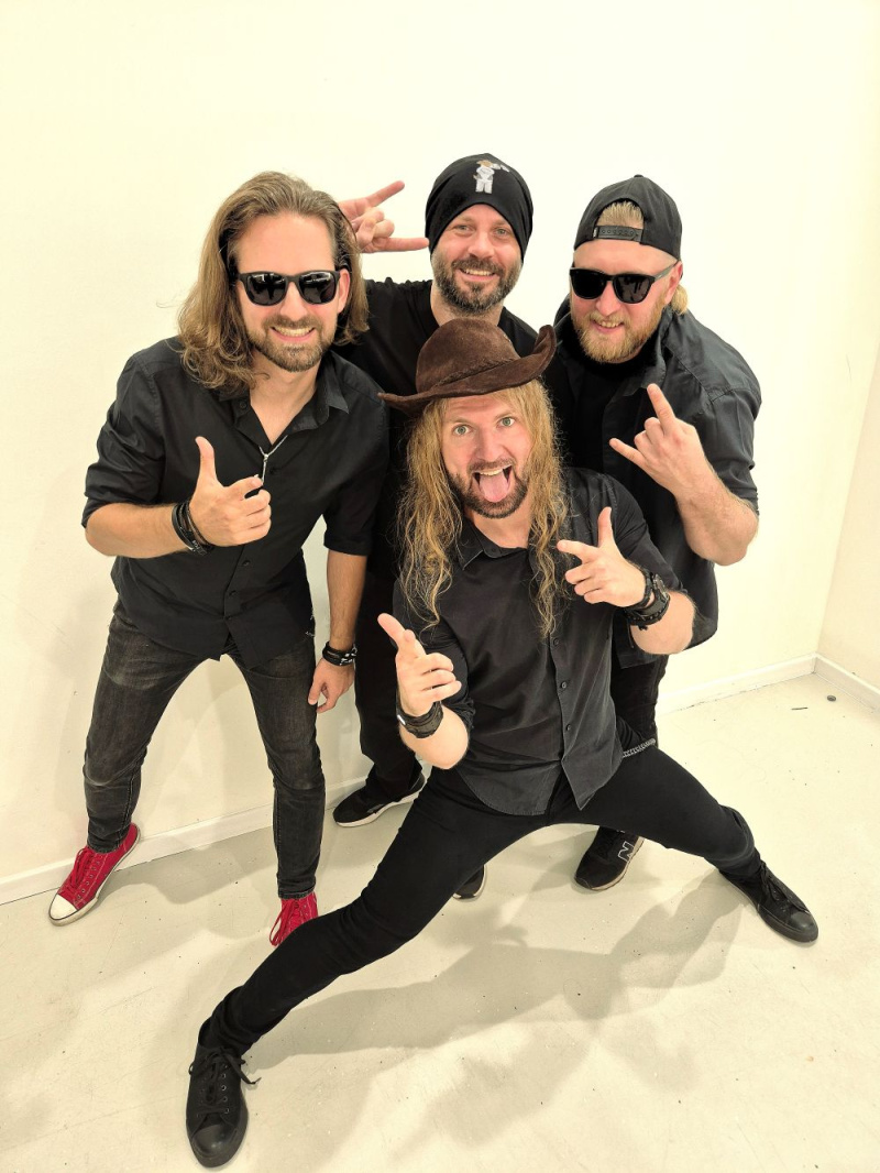 PULL THE WIRE - nowy singiel i teledysk &quot;Bromans&quot;