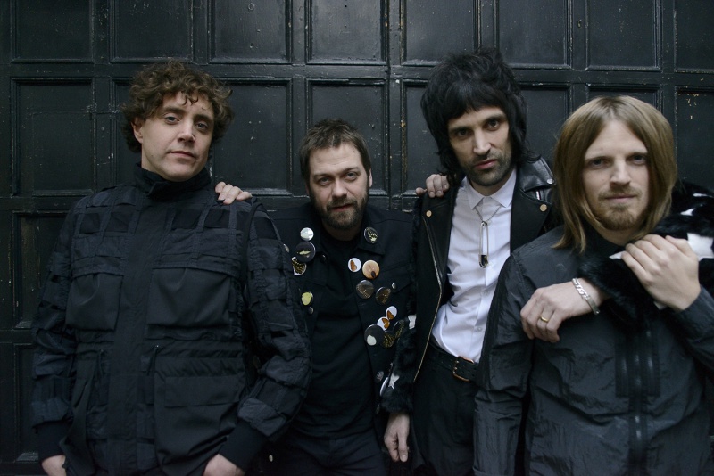 Kasabian pokazuje czym jest miłość do wariata... Zobacz teledysk do singla "You're In Love With a Psycho"!