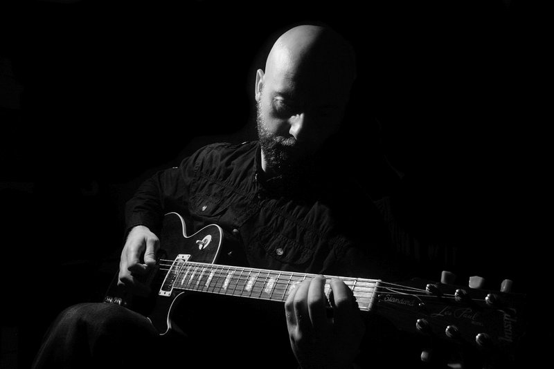 Mieszkający w Wielkiej Brytanii polski gitarzysta Marcin Pająk wyda 31 stycznia swój drugi album "Other Side".