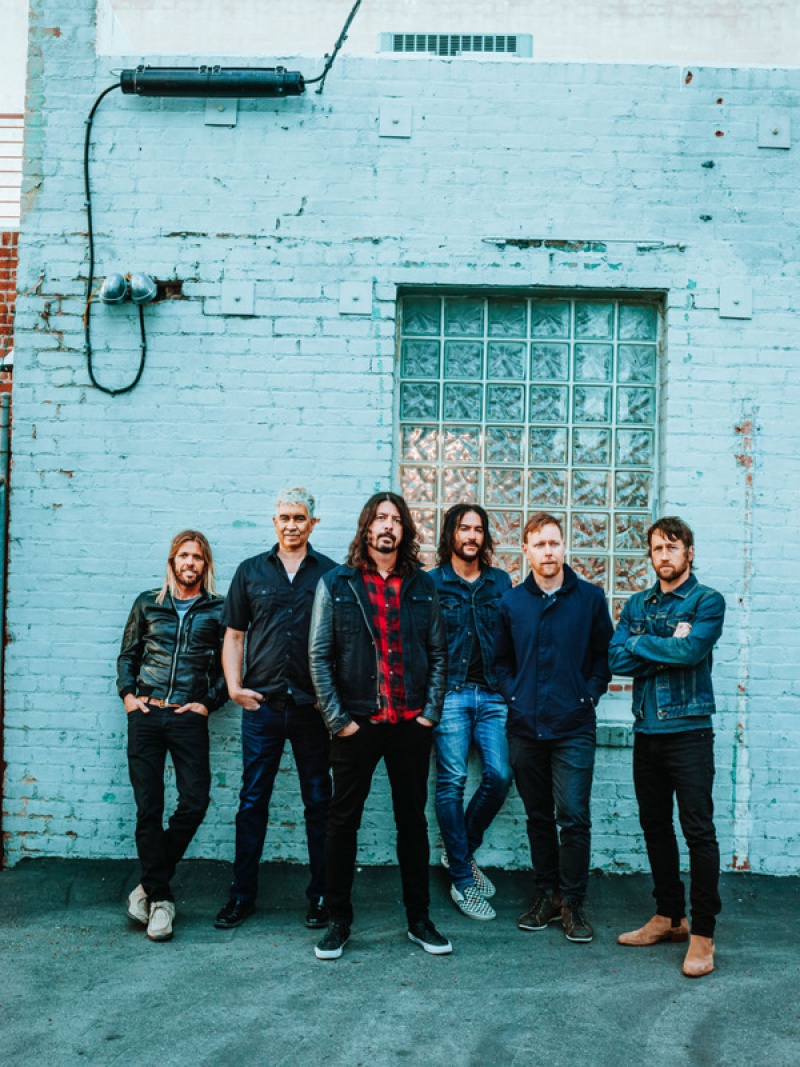 FOO FIGHTERS „CONCRETE AND GOLD”